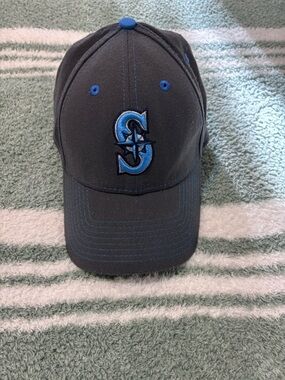 Seattle Mariners S Logo Baseball Cap in Gray and Blue. L/XL Fitted